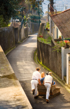 Tradtitionelle Schlittenfahrt in den Strassen von Funchal