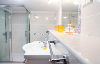Waschbecken und Spiegel im Bad