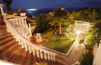 Treppe von der Terrasse Blick auf das Meer