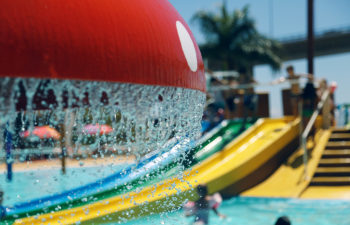 Pilz aus dem Wasser sprudelt im Aquapark